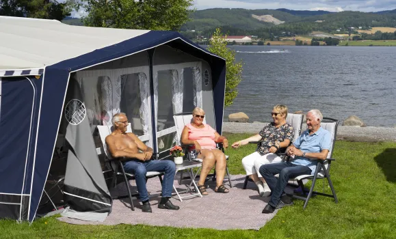 Venner hygger seg på camping