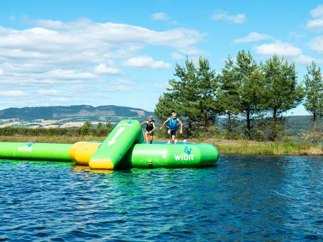 Gutter hopper ut i Mjøsa fra vanntrampolina