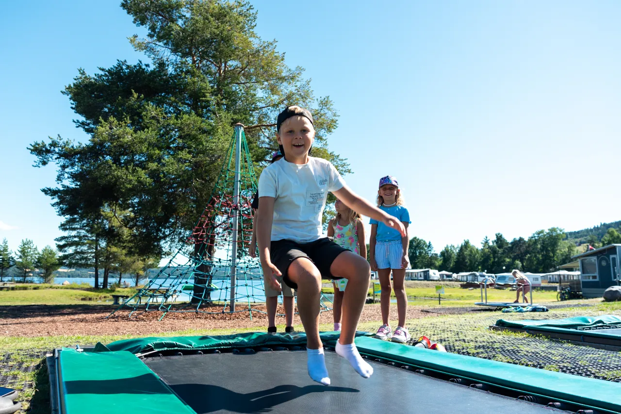 Gutter hopper på trampoline