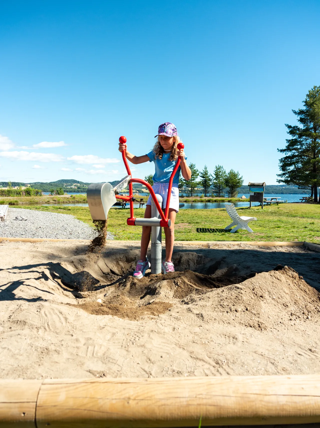 Jente leker i sandkassa