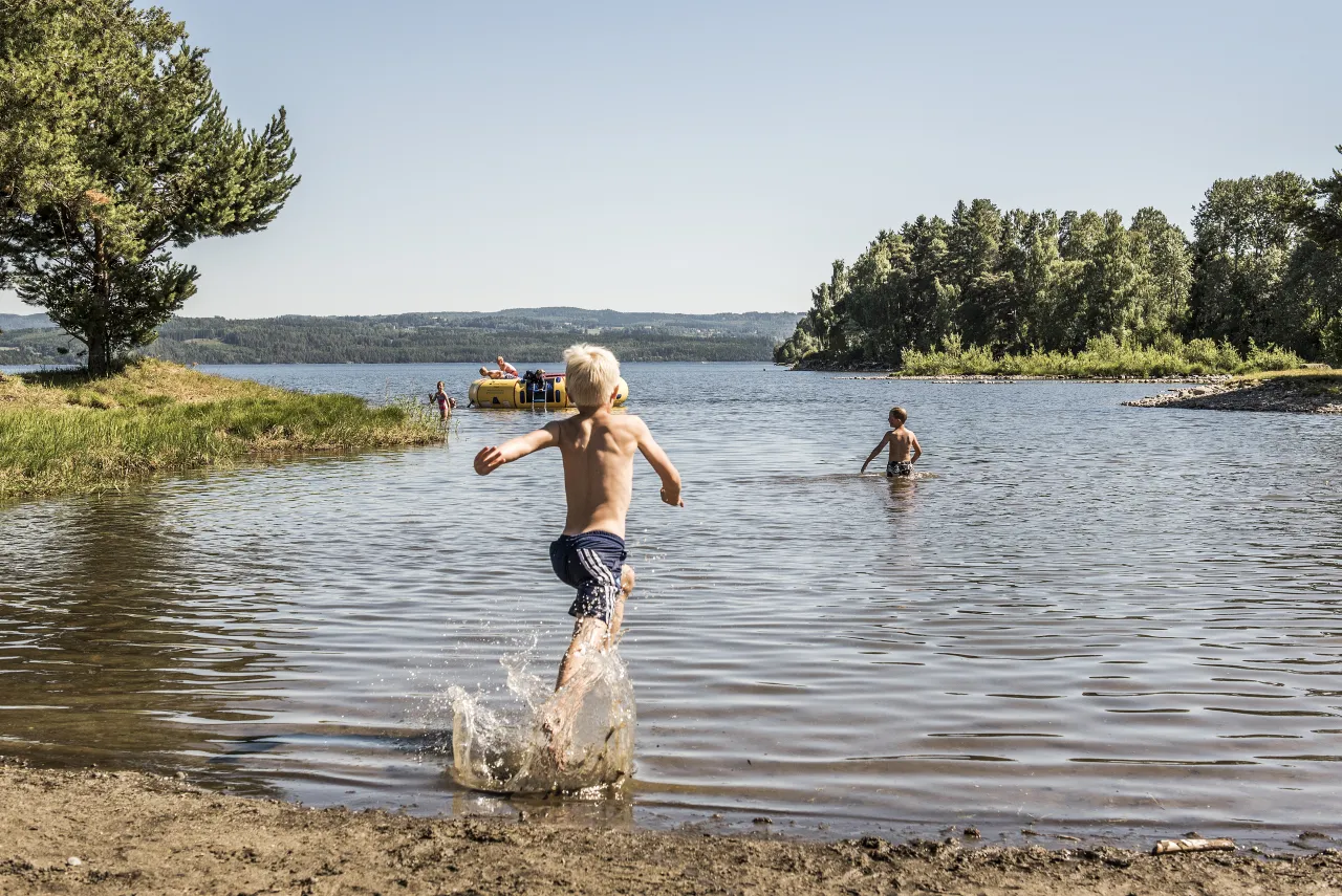 Lek på badestranda