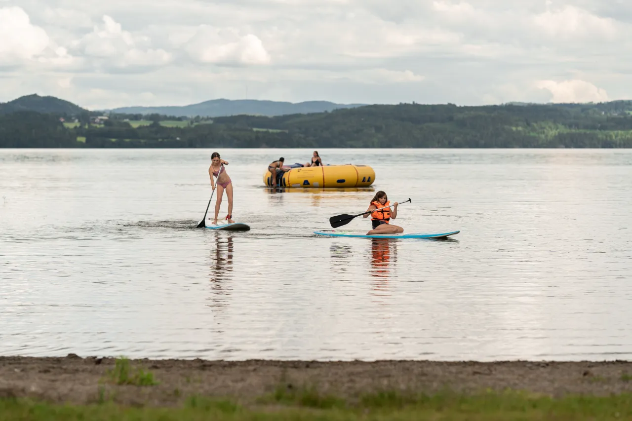 Jenter på SUP-brett