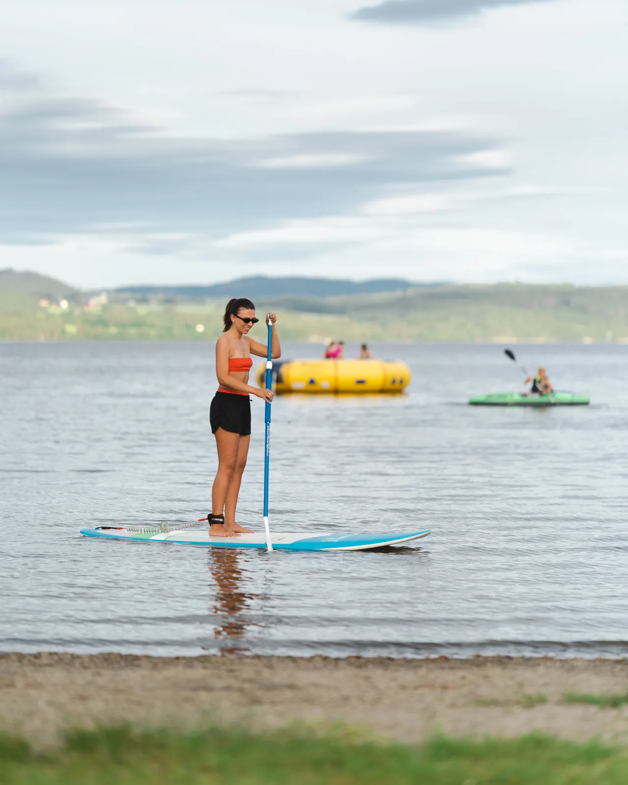 Sup-brett på vannet