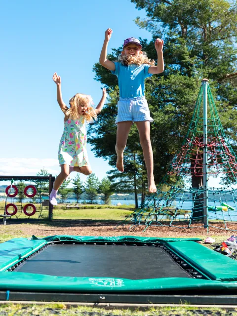 Jenter hopper på trampoline