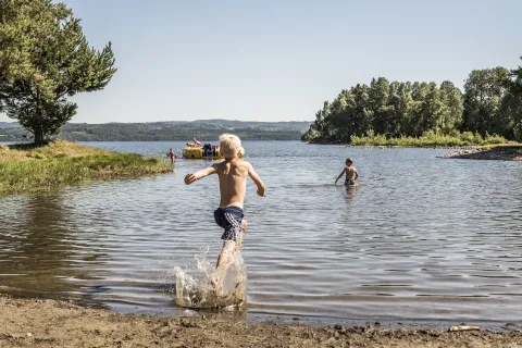 Lek på badestranda