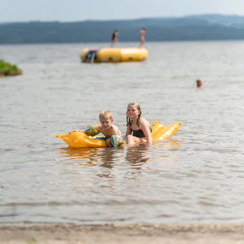 På flytemadrass i Mjøsa