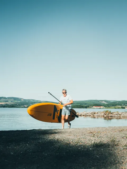 SUP-brett i strandkanten