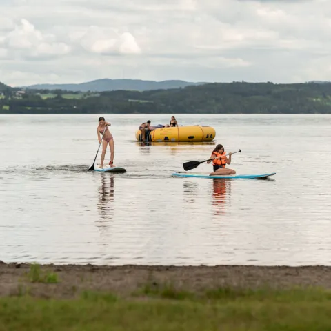 Sup-brett og vanntrampoline i vannet