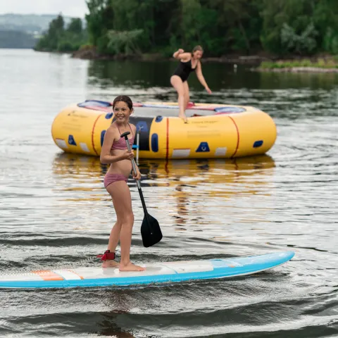 Sup-brett og vanntrampoline i vannet