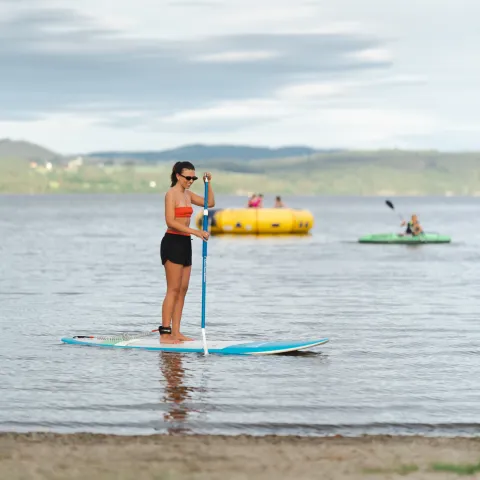 Sup-brett på vannet